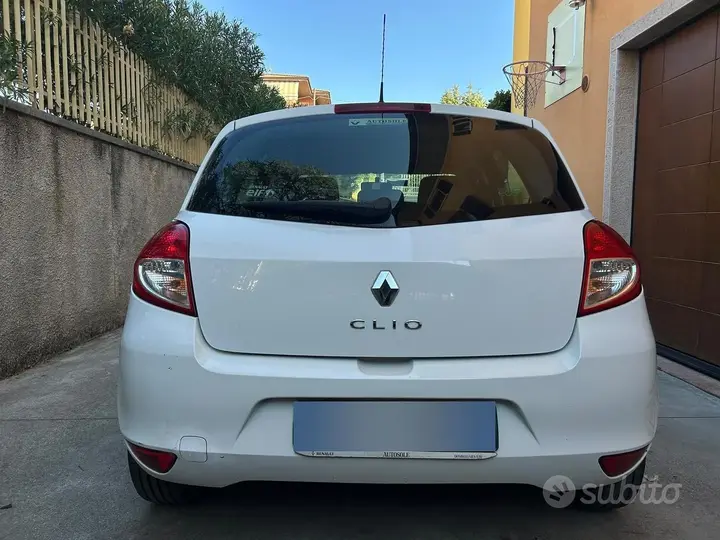Renault Clio 2009 photo 2