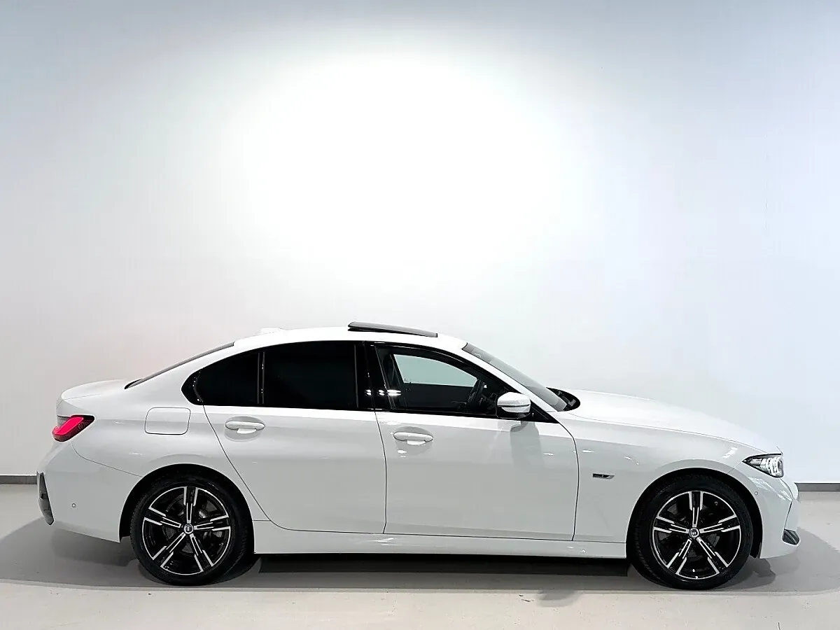 BMW 3 Series 2022 photo 2