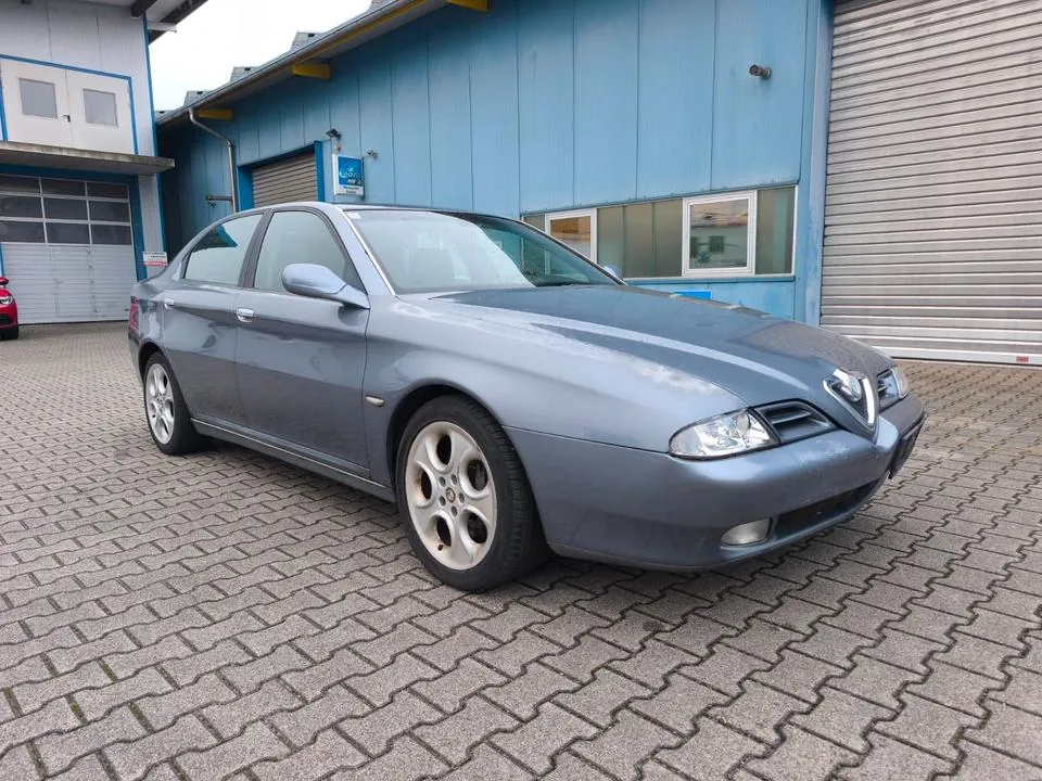 Alfa Romeo 166