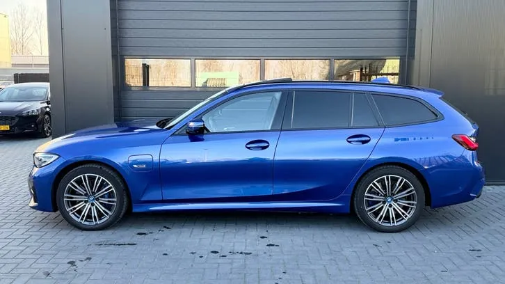 BMW 3 Series 2021 photo 3