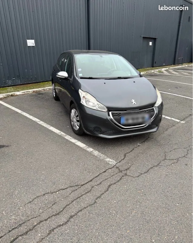 Peugeot 208 2013 photo 2