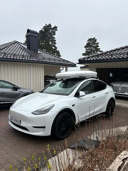 Tesla Model Y 2023 photo 2
