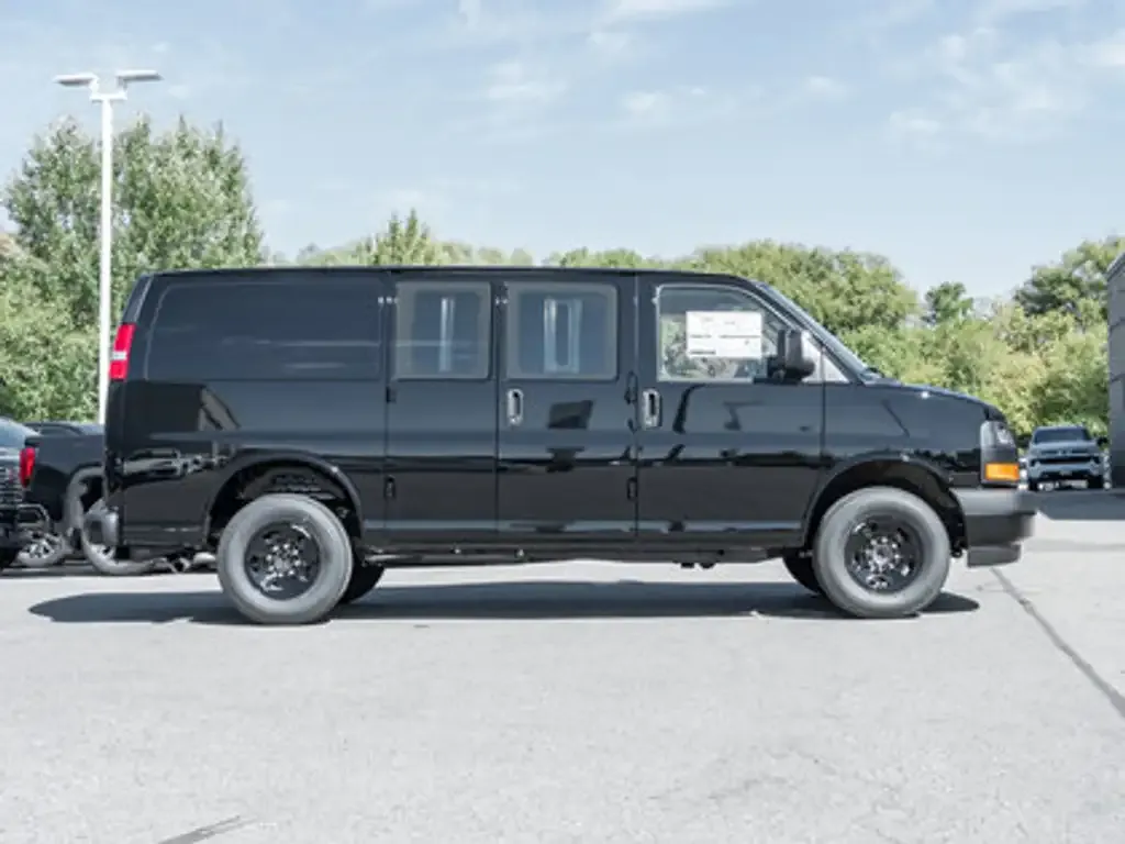 GMC Savana 2025 photo 3