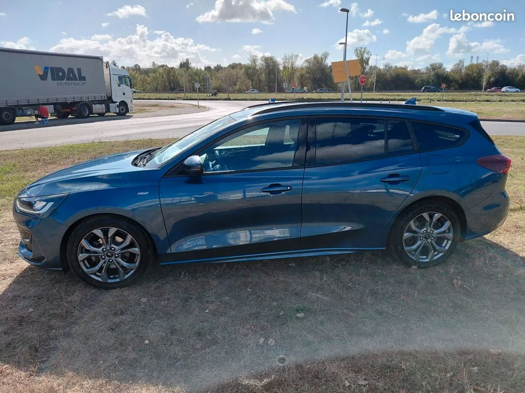 Ford Focus 2023 photo 2