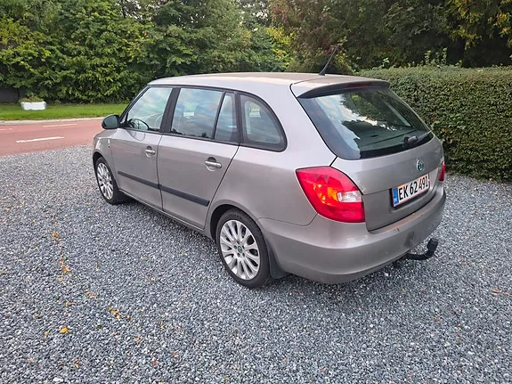 Skoda Fabia 2011 photo 3