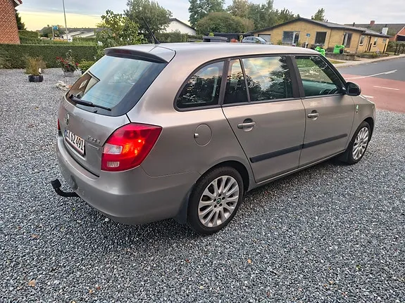 Skoda Fabia 2011 photo 4