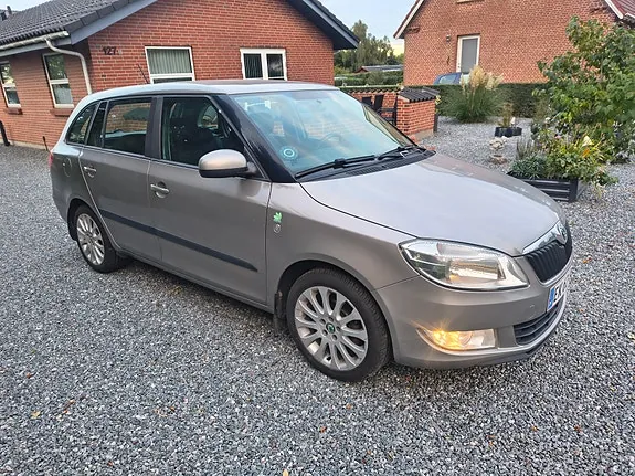 Skoda Fabia 2011 photo 2