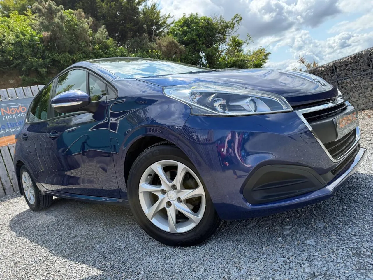Peugeot 208 2015 photo 3