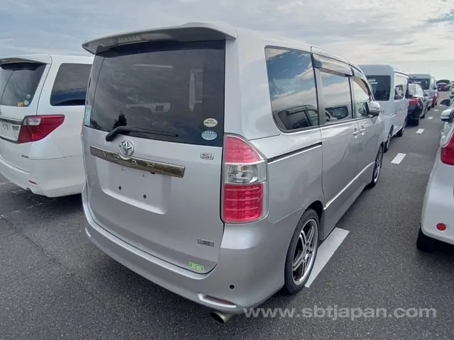 Toyota Noah 2007 photo 4