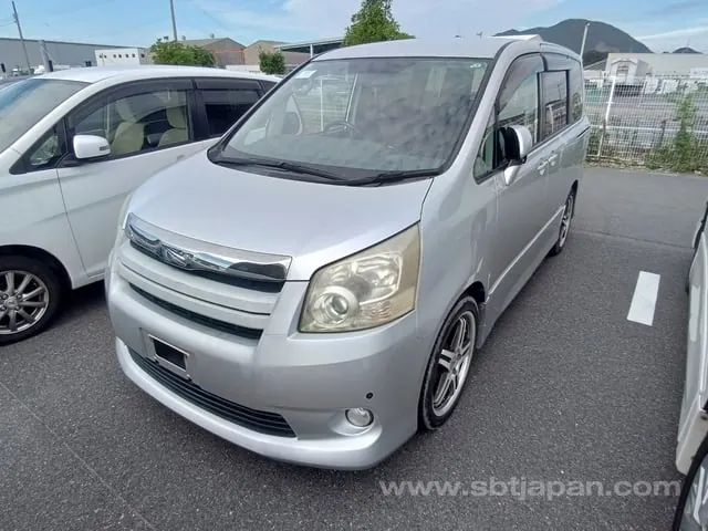 Toyota Noah 2007 photo 2