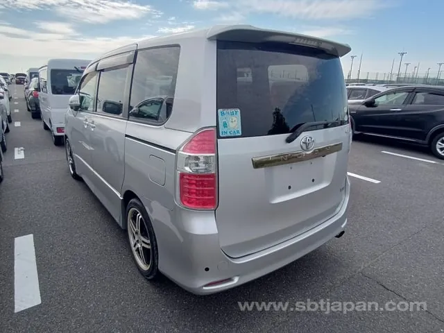 Toyota Noah 2007 photo 3