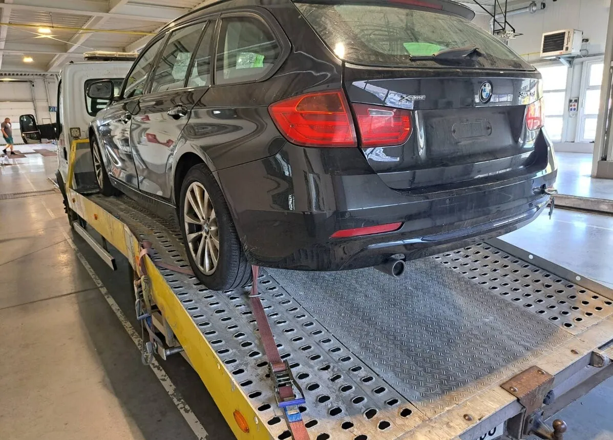 BMW 3 Series photo 2