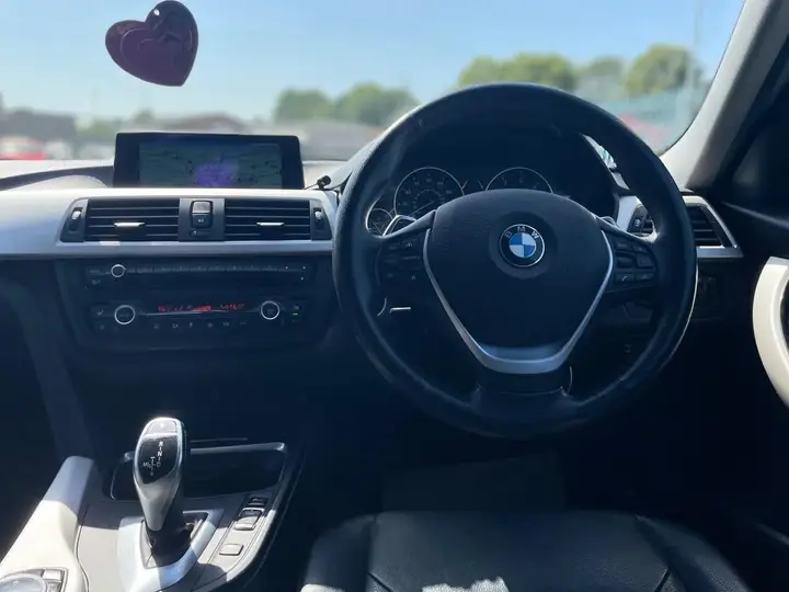 BMW 3 Series 2013 photo 2