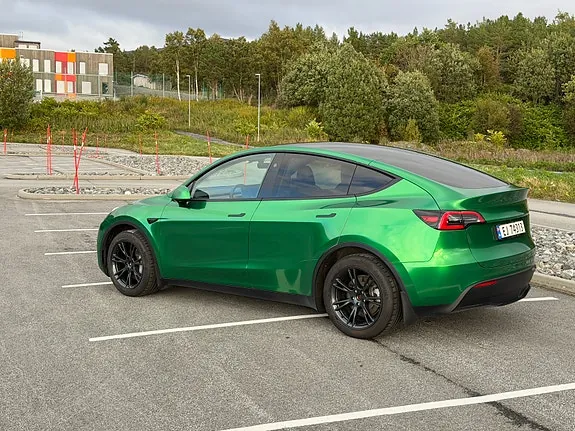 Tesla Model Y 2024 photo 2