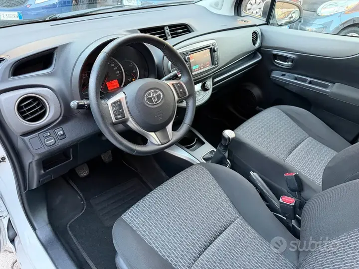 Toyota Yaris 2013 photo 2
