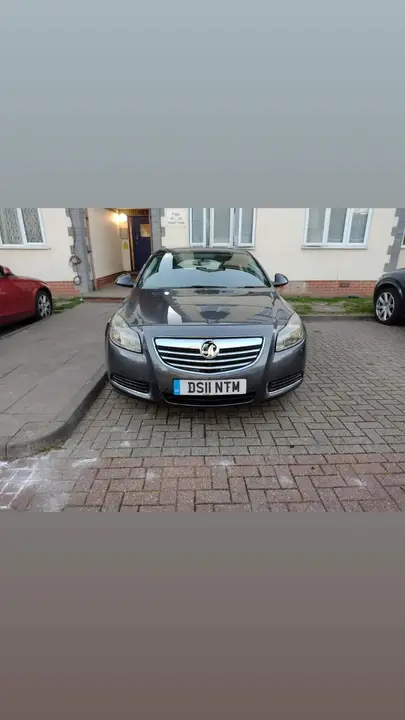 Vauxhall Insignia 2011 photo 2