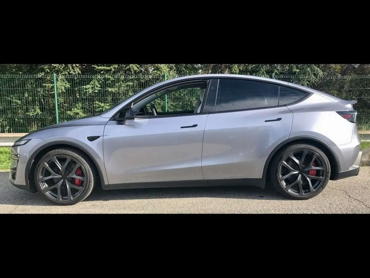 Tesla Model Y 2025 photo 4