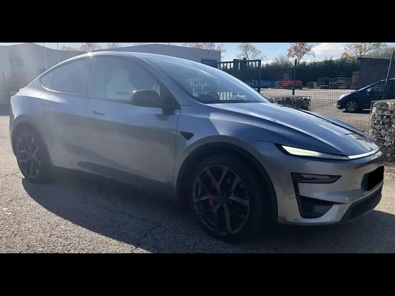Tesla Model Y 2025 photo 2