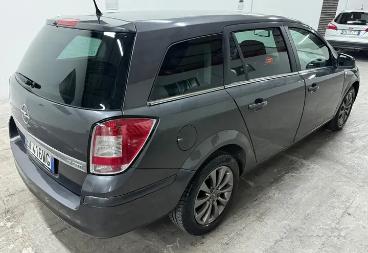 Opel Astra 2010 photo 3