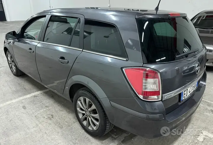 Opel Astra 2010 photo 4