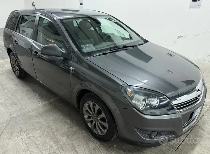Opel Astra 2010 photo 2