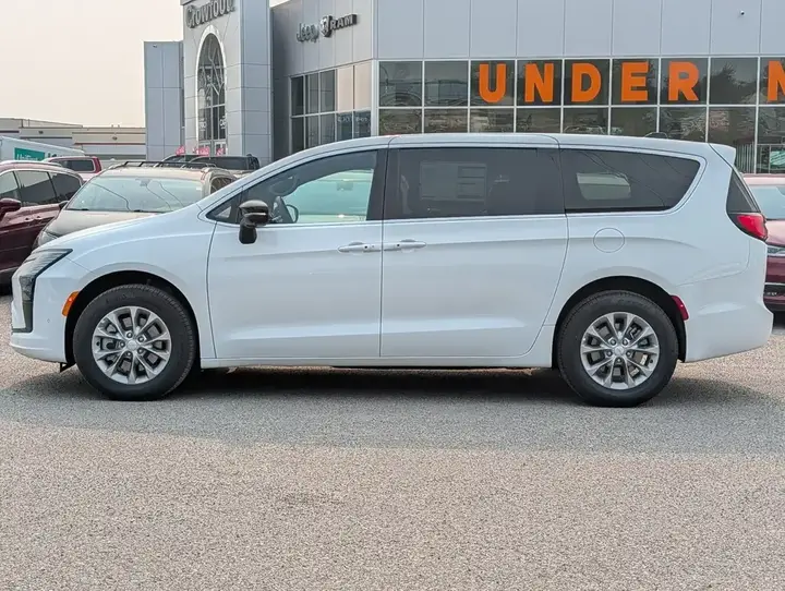Chrysler Pacifica 2027 photo 5