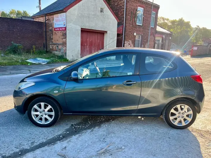 Mazda Mazda2 2010 photo 4