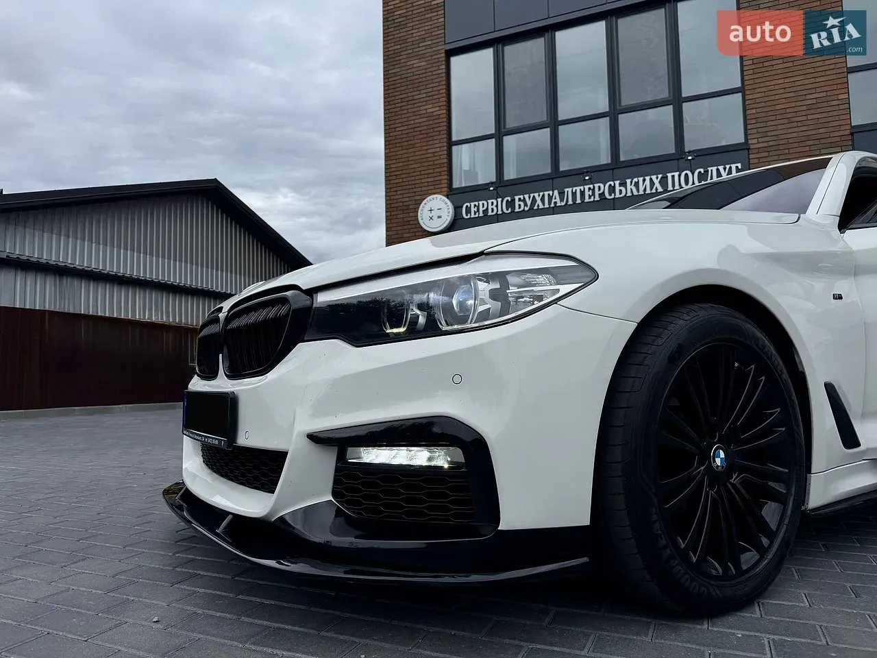 BMW 5 Series 2018 photo 2