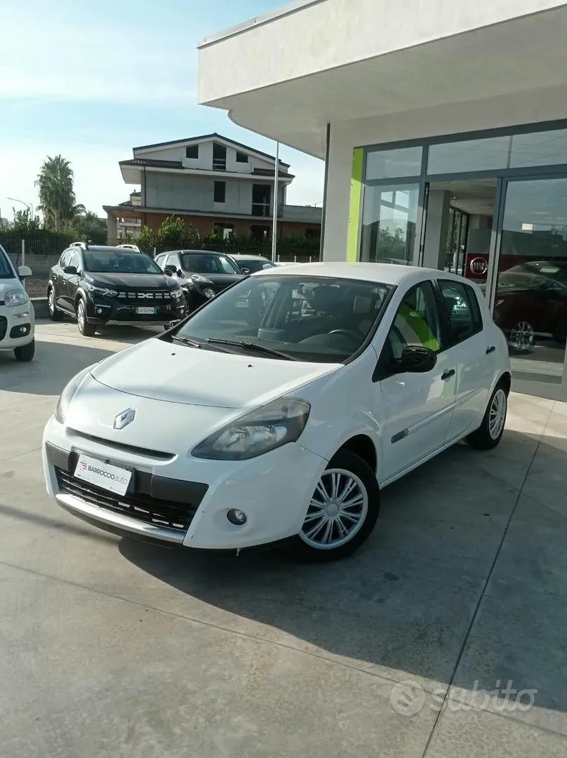 Renault Clio 2010 photo 2
