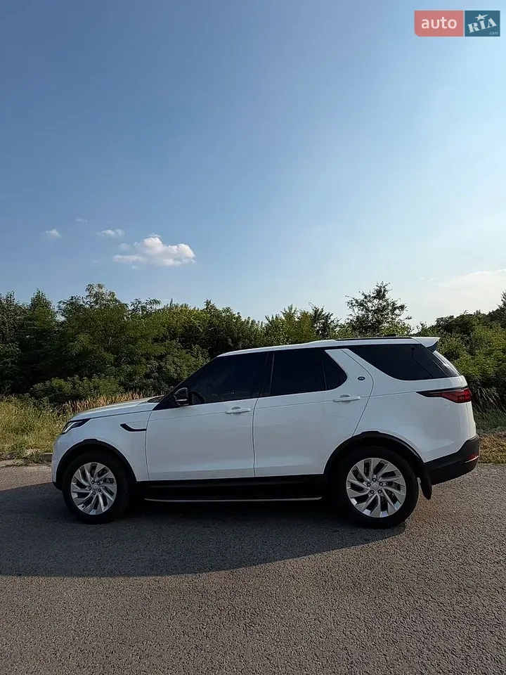 Land Rover Discovery 2023 photo 3