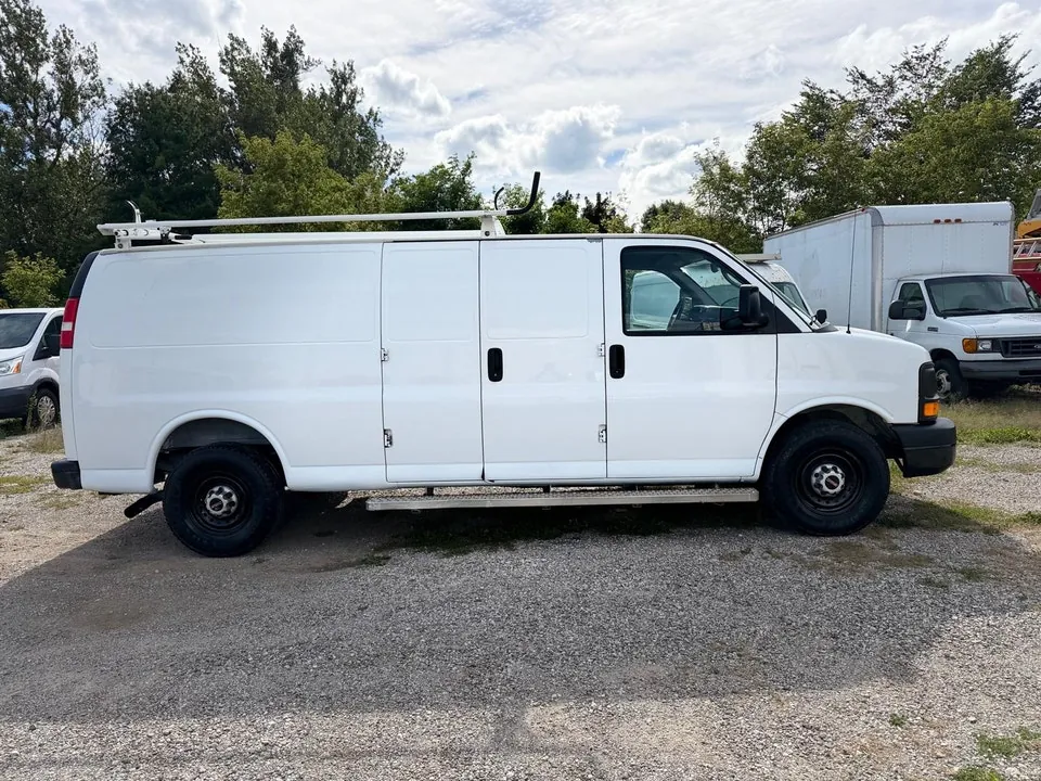 GMC Savana 2012 photo 2