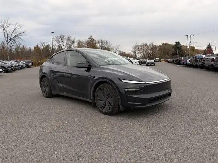 Tesla Model Y 2026 photo 4
