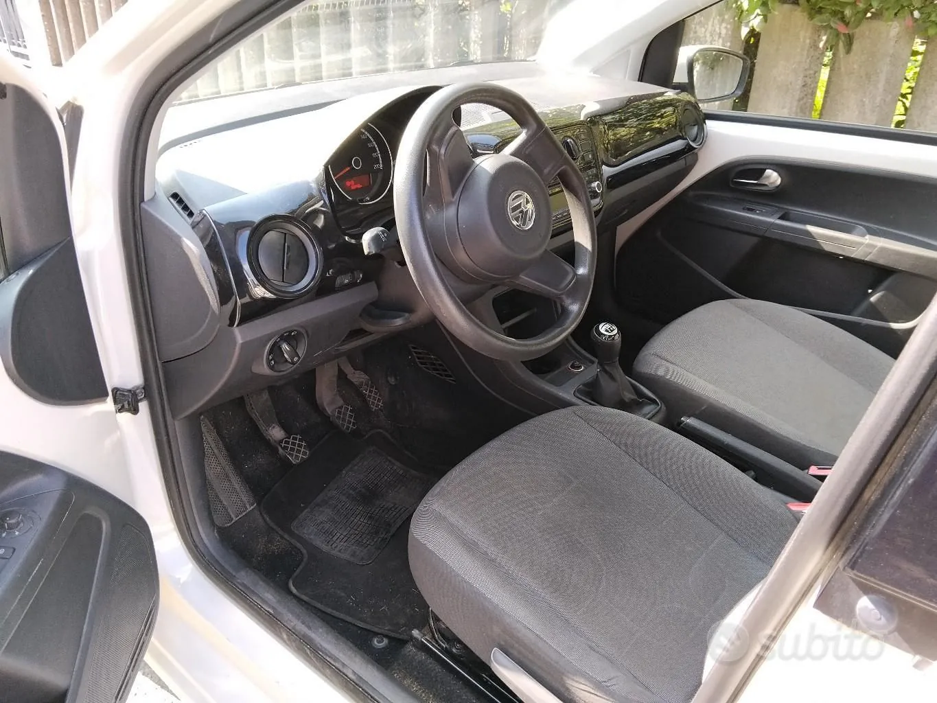 Volkswagen Up 2013 photo 5