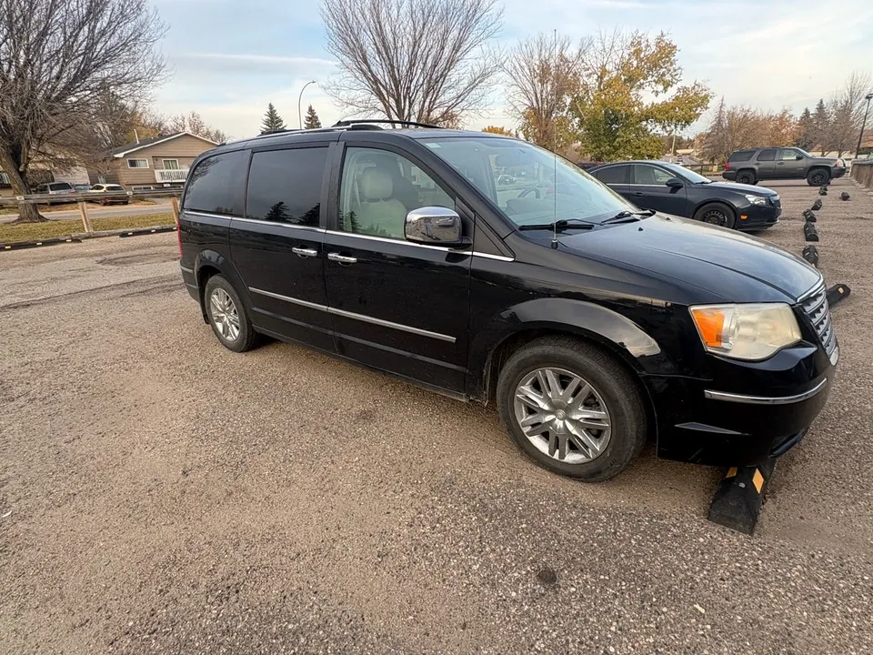Chrysler Town & Country 2010 photo 2