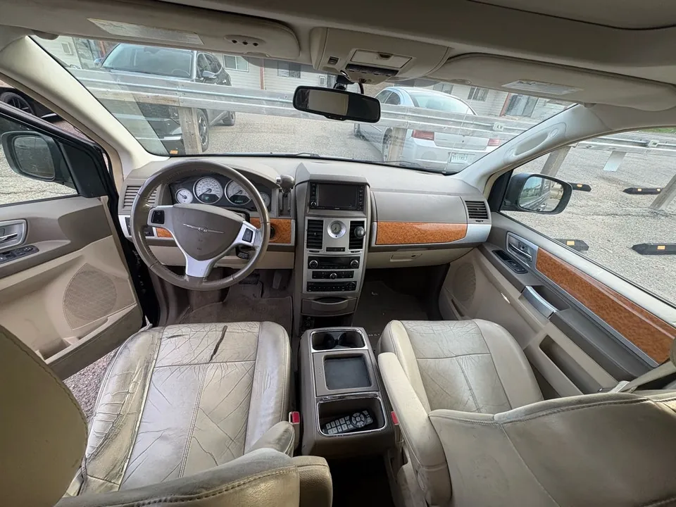 Chrysler Town & Country 2010 photo 4