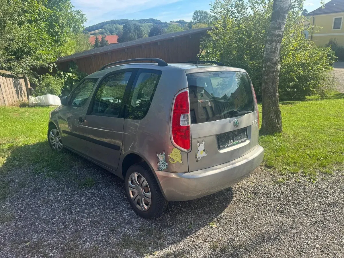 Skoda Roomster 2011 photo 2