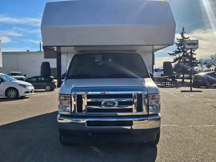 Ford E-350 2025 photo 2