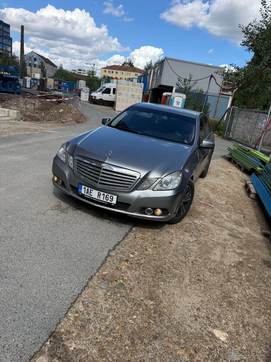 Mercedes-Benz E-Class 2010 photo 2
