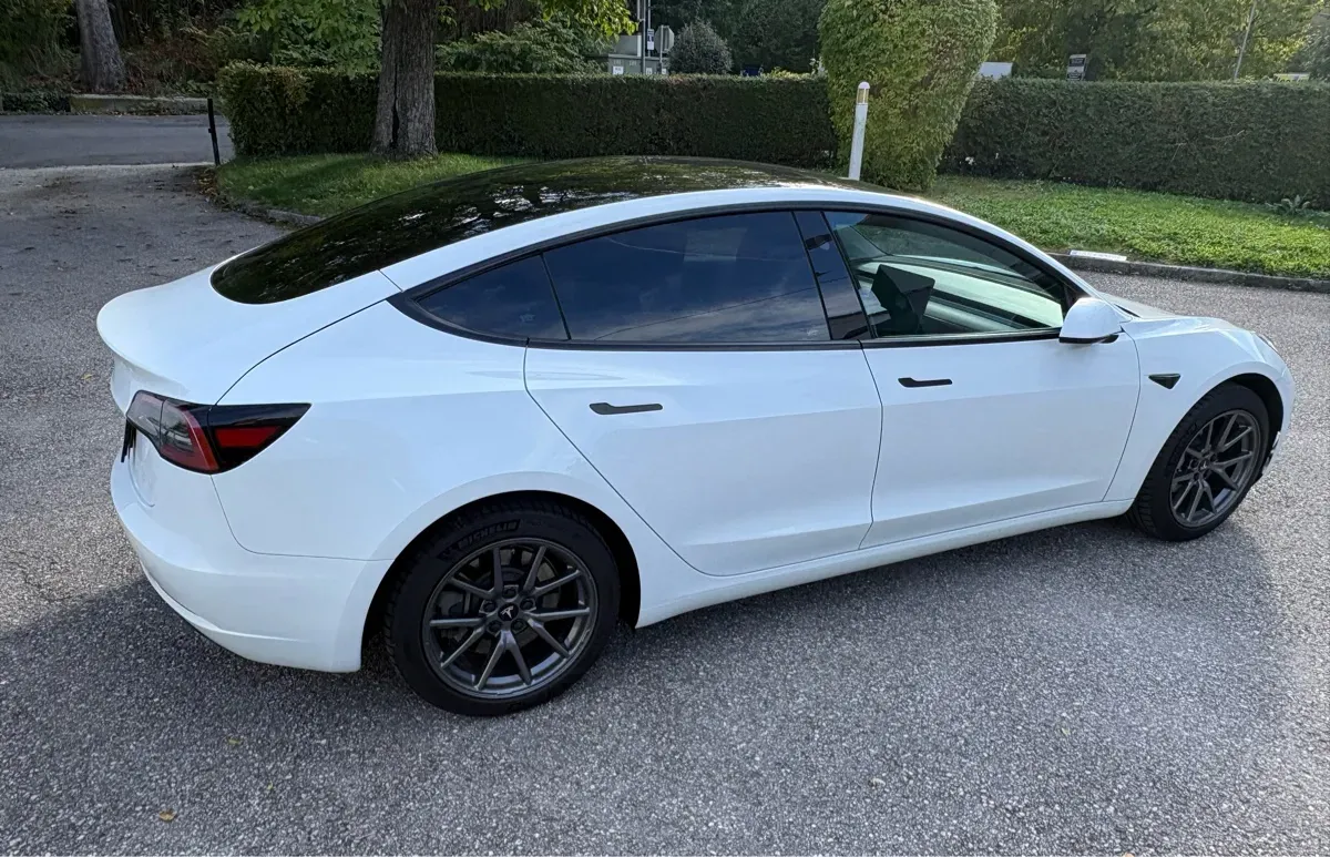 Tesla Model 3 2023 photo 3