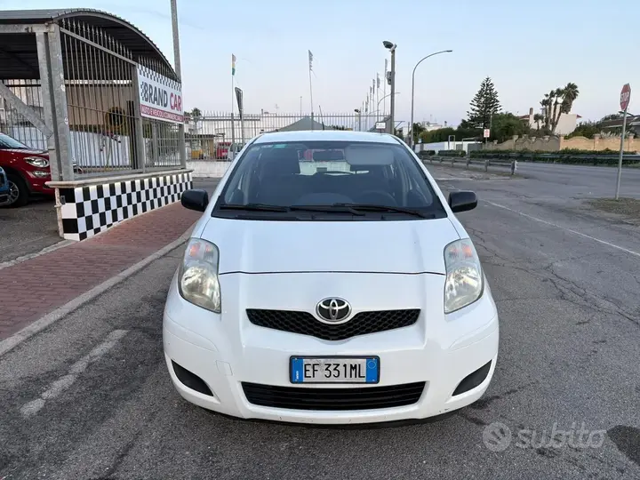 Toyota Yaris 2010 photo 2