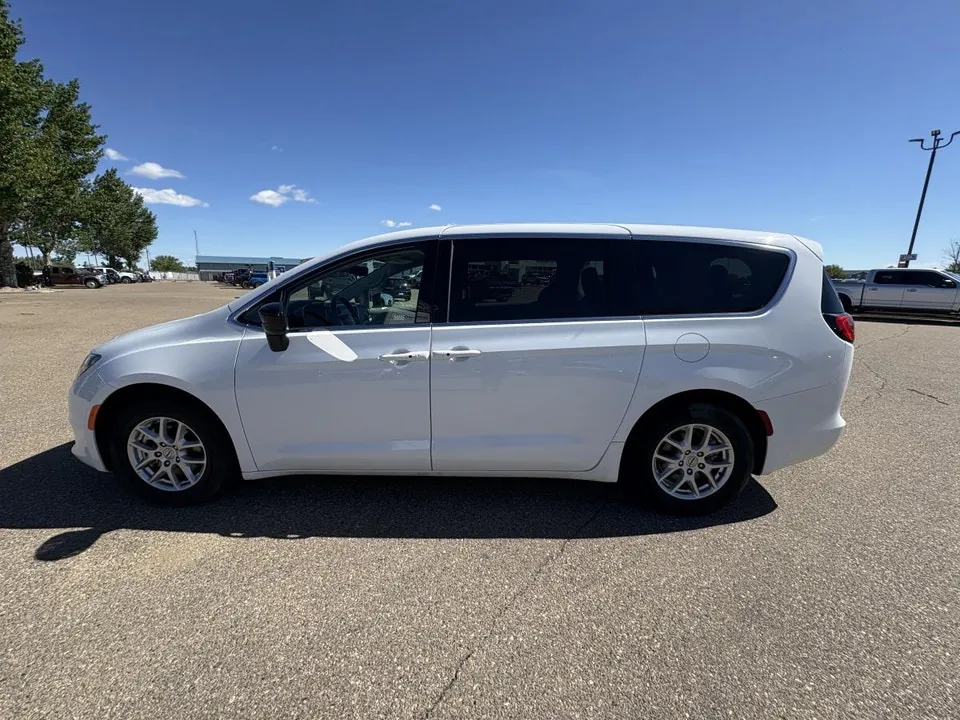 Chrysler Voyager 2024 photo 2
