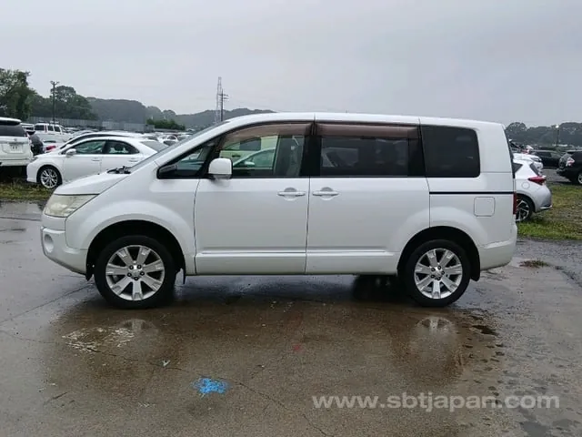 Mitsubishi Delica D:5 2011 photo 4