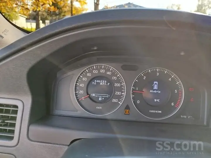 Volvo V70 2010 photo 2
