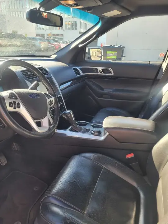 Ford Explorer 2011 photo 2