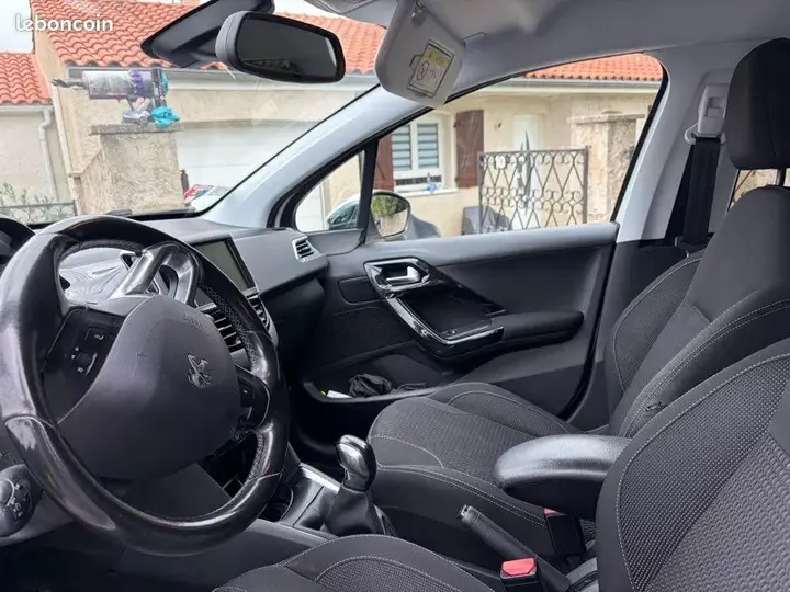 Peugeot 208 2015 photo 3