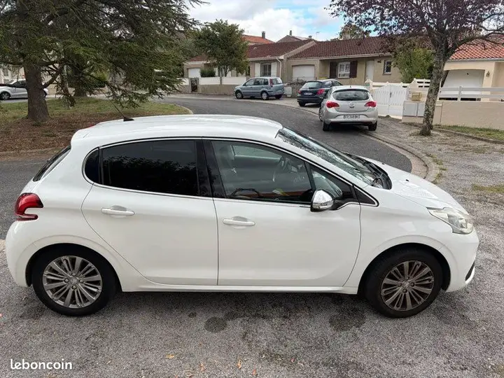 Peugeot 208 2015 photo 2