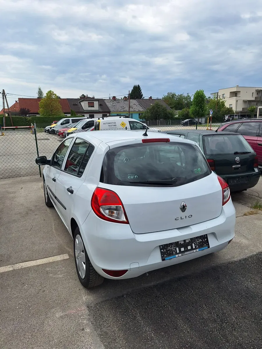 Renault Clio 2011 photo 2