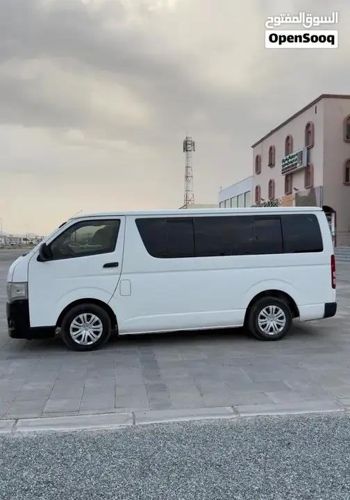 Toyota Hiace 2011 photo 2