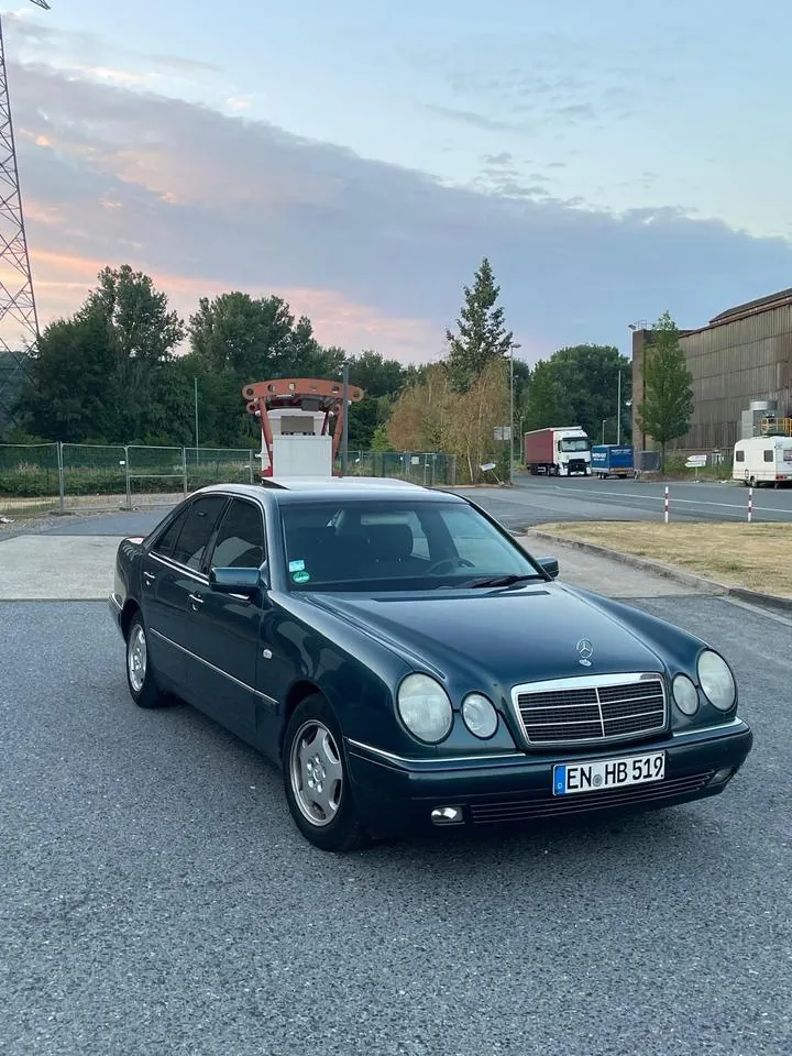 Mercedes-Benz E200