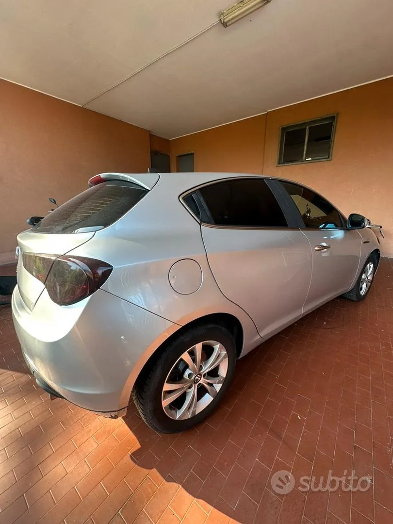 Alfa Romeo Giulietta 2011 photo 5